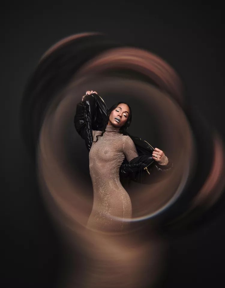 CoutureIsBeyond's tweet photo. Zoe Saldaña by JD Barnes, InStyle, Winter 2022. https://t.co/9iWWTPFgap