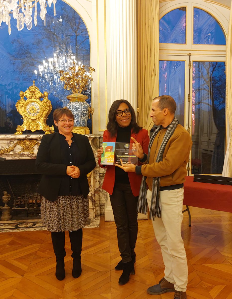 Bouygues_BatIDF's tweet photo. 🏆 Hier soir, nos équipes ont reçu le prix coup de ❤️ du jury aux Trophées des Copros de @Les_Yvelines pour l'opération de la #TourNeptune : un projet de réhabilitation de 72 logements, réalisé avec @form_architect, @ELAN_France, Enerchauf, urbanis 👏 https://t.co/ZV6SZkbiZH