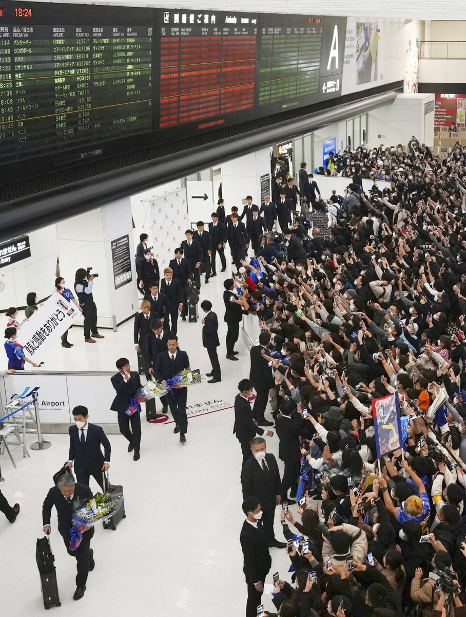 A heroes' welcome home for Japan 🇯🇵❤

#FIFAWorldCup #Qatar2022