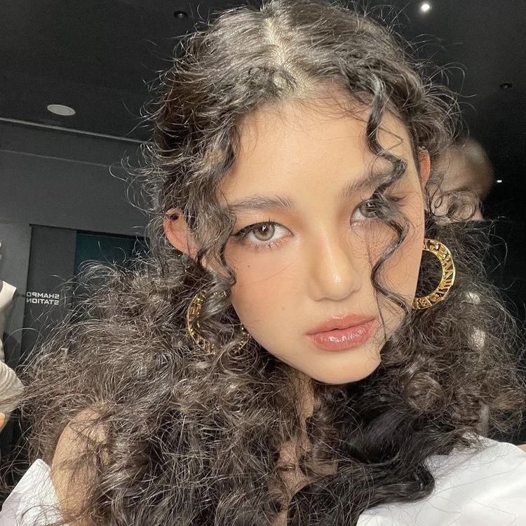 danielle pics on Twitter: &ldquo;thread of danielle pics you can use as pfp&rdquo;