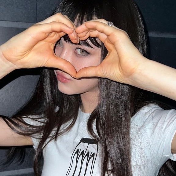 danielle pics on Twitter: &ldquo;thread of danielle pics you can use as pfp&rdquo;