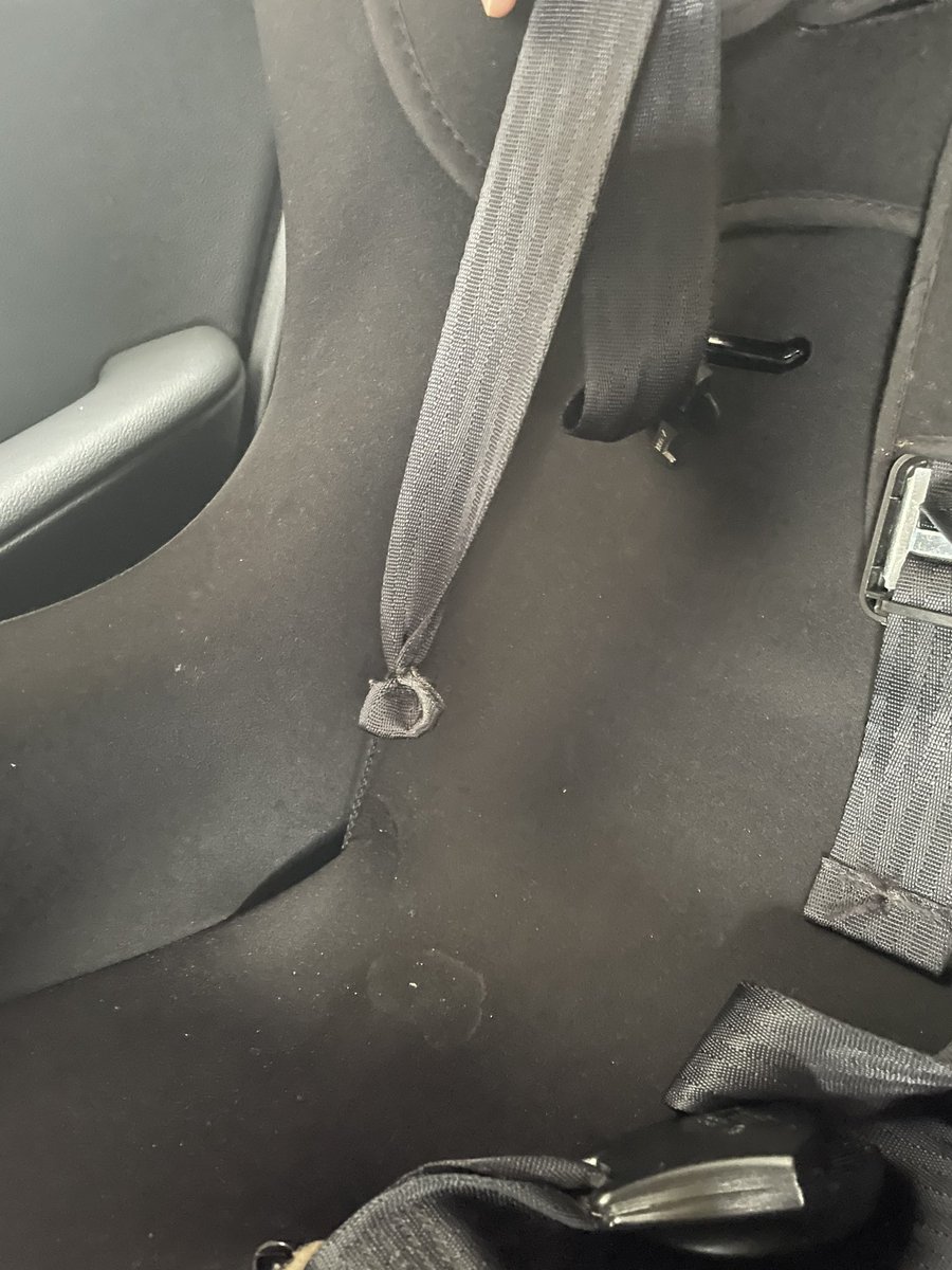 marrodfer's tweet photo. @Avis Nos habéis entregado una silla defectuosa e inaceptable para la seguridad de un bebé 🤬🤬😡😡 jamás volveremos a alquilar con vosotros. https://t.co/hap8kSWkTH