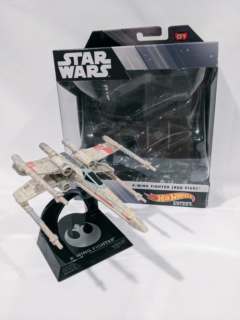 Mopar_McNeer's tweet photo. Featured for this week's Star Wars #XWingWednesday is Luke's X-Wing Fighter Red Five from the first wave of the new Hot Wheels diecast line. Very affordable & very detailed, this initial offering is one all SW ship fans shouldn't sleep on. Looks great in or out of the package. https://t.co/KhlNuaO8qf