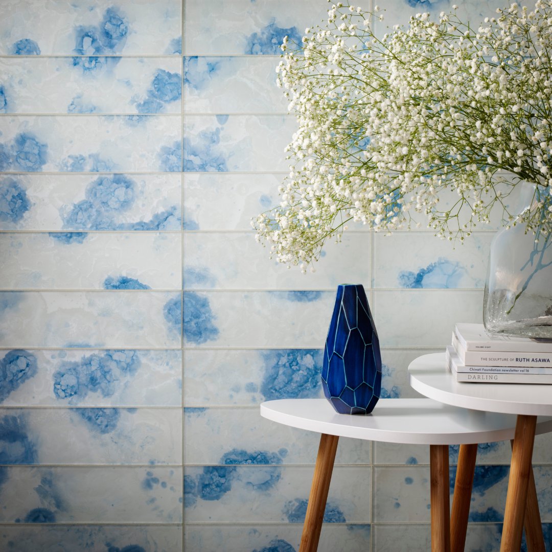 Looking for a dramatic wall tile? The Patina Glass collection stands apart from others with a dreamy color collection, made with randomized patterns of abstract speckles and cloud-like wisps. #walltilewednesday #islandstonetile #islandstone #tileadventure #walltile #glasstile