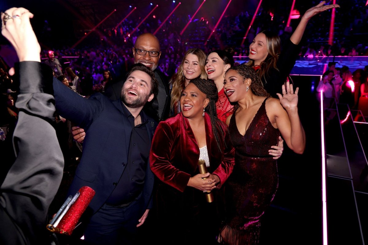 She did it again! For the 3rd year in a row Ellen Pompeo wins 'Female Tv Star' at the #PCAs. "Power to the people" indeed. 

Congrats to our star, @EllenPompeo and to her show #GreysAnatomy for winning 'The Drama Show" ♥🌟