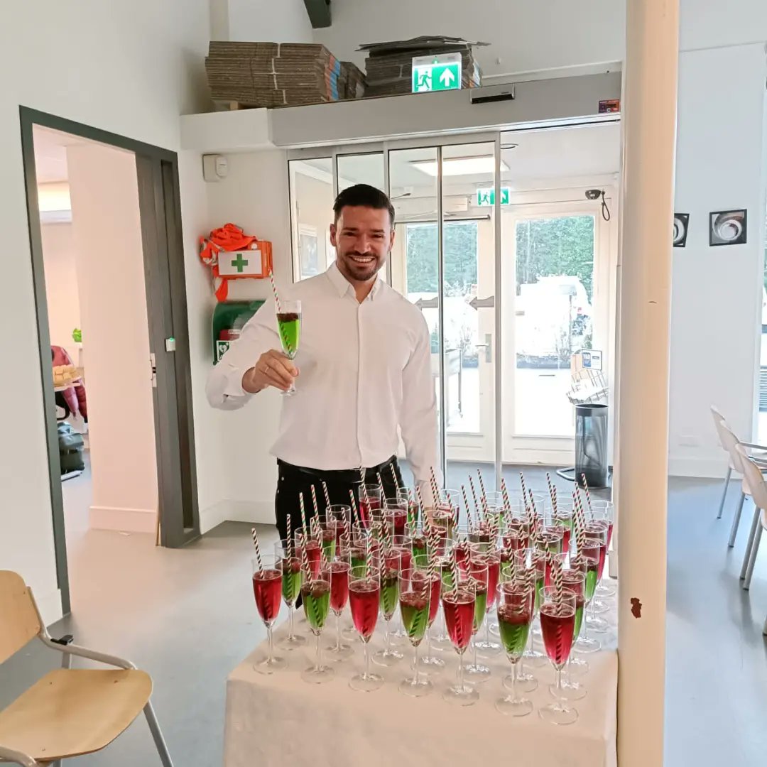 Op deze #dagvandevrijwilliger hebben we de vrijwilligers van DOCK Leidsche Rijn in het zonnetje gezet en met het hele team een uitgebreide lunch georganiseerd. Mede dankzij deze vrijwilligers en alles wat ze doen, groot of klein, is onze wijk nóg een beetje mooier.
