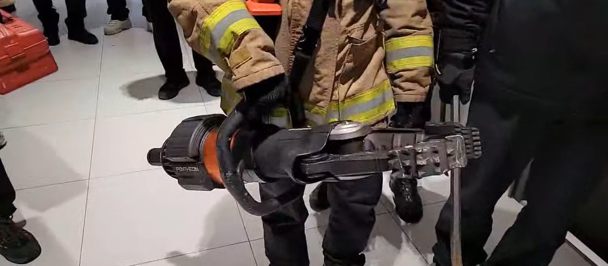 lodine6's tweet image. 언론사 문 따겠다고 빠루와 절단기, 1개 중대 동원 

"감히 우리집 초인종을 눌러?" 이러면서 중2병 중증 사이코패스 한뚜껑이 "고통의 맛을 보여주겠다" 시연~~ 굥, 한뚜껑처럼 사냥개로 키워진 짐승떼는 오직 '힘의논리'로만 세상을 판단한다. 민중을 개돼지로 보므로, 겁준다고 쫄지 말고