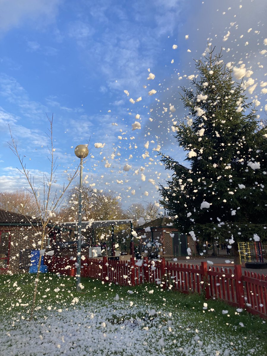 It’s snowing in Thamesmead! #SnowBall