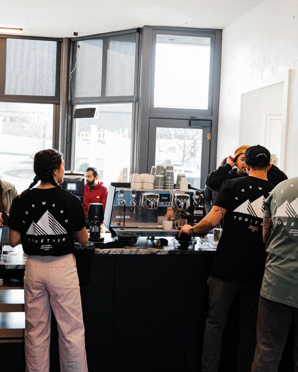 victoriaarduino's tweet image. Look how amazing the Northern Vessel is!
Today we are in Iowa, US 🇺🇸, where @northernvessel strives to provide an exceptional coffee experience through quality of product, atmosphere, and service.
In this place one can enjoy many coffee based drinks prepared with #EagleOne