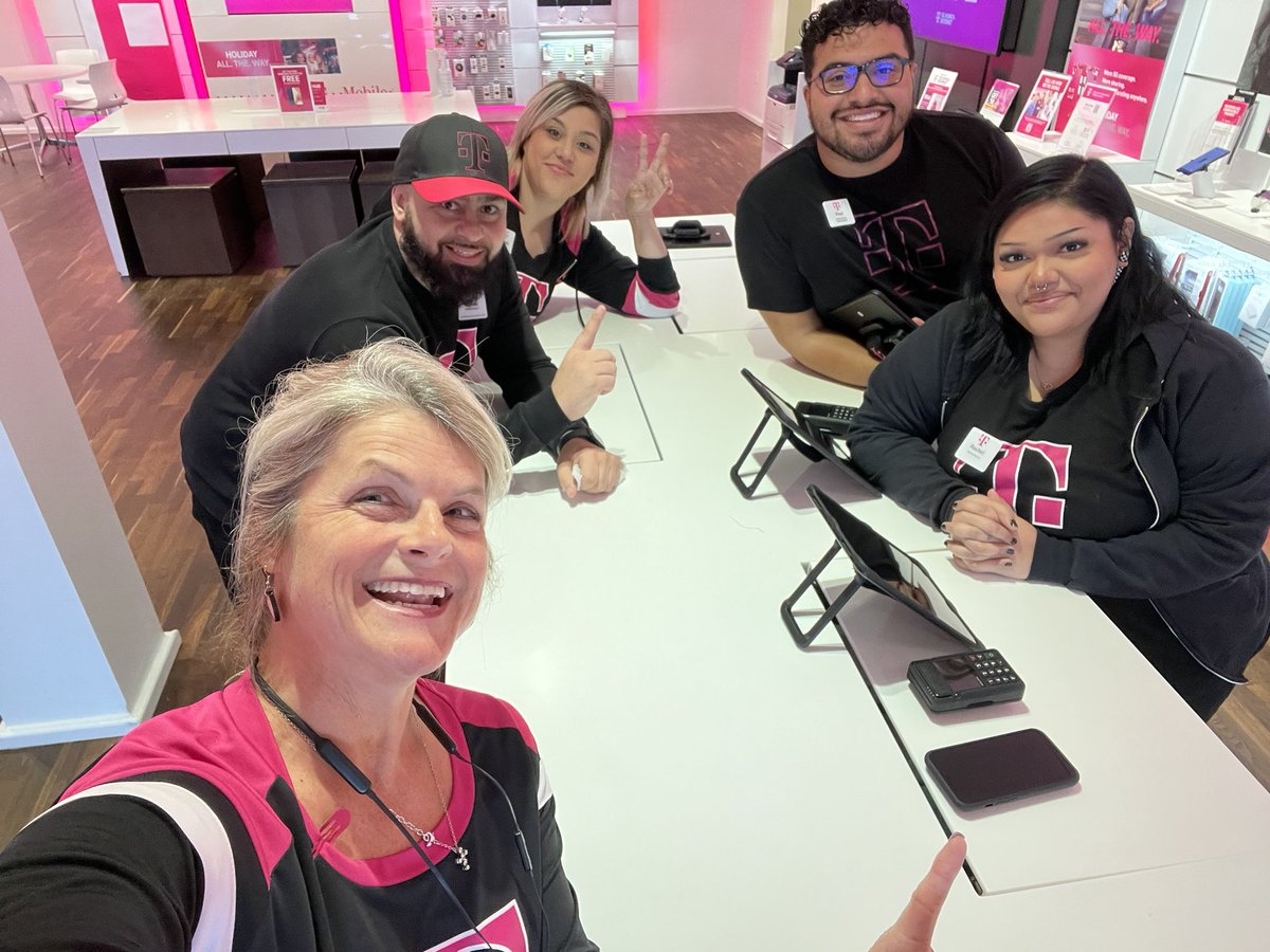 jenniferlpguru's tweet photo. High powered 💥 team, fueled by magenta @TMobile!! Goooooo 59th and Bell 🔔 AZ; always bringing the triple A game!! #magentapower #telekomwall ✌🏻 https://t.co/Es9VhOxClC