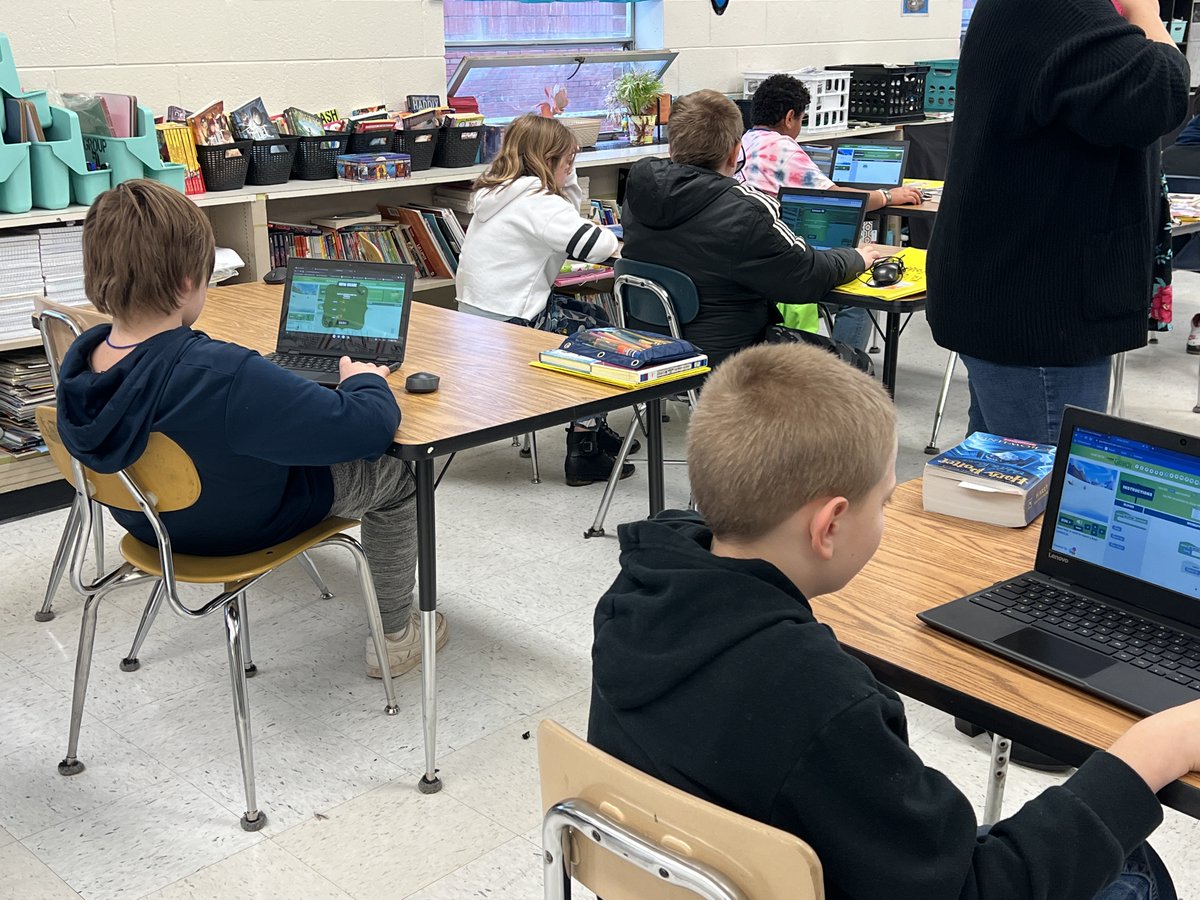Christy21760289's tweet photo. The Grinch Hour of Code happening at Chapel Grove @ITFsofGCS https://t.co/RbSUgvtRwg