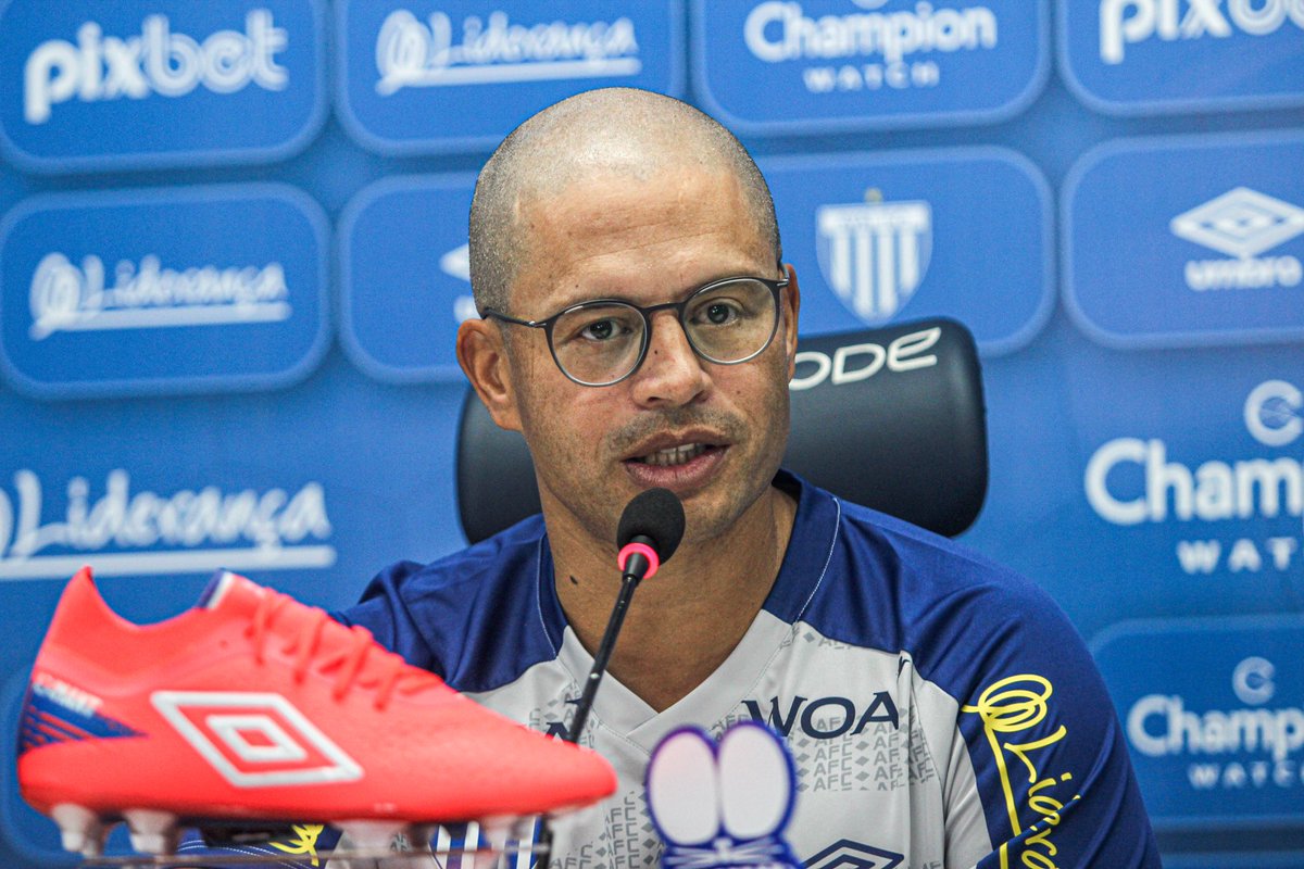 AvaiFC's tweet photo. APRESENTADO OFICIALMENTE! 🦁👏🏻

O técnico @Alex10 foi apresentado, nesta manhã de quarta-feira, no auditório da Ressacada.

Para rever a coletiva, transmitida com exclusividade pela TV Avaí:
https://t.co/c7ibhojrcW

#TimedaRaça  
📷: Leandro Boeira/@AvaiFC https://t.co/zgtH08vrTz