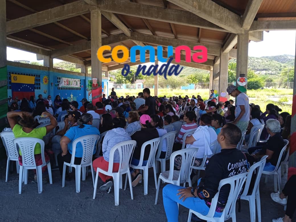 FunComunaLara22's tweet photo. #05Dic 
Comuna Socialista #BatallaDeLosHorcones 
Parroquia #GuerreraAnaSoto
 Municipio #Iribarren se realizó despliegue en el marco de la Consulta Pública para la Transformación de las leyes del Poder Popular https://t.co/jZ727AF8NR