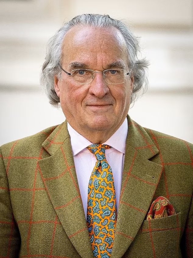 Wirkt wie ein gemeiner Adliger bei “Bibi und Tina“, der sich mit fiesen Mitteln den Martinshof unter den Nagel reißen will, um dort ein Shopping-Center zu errichten