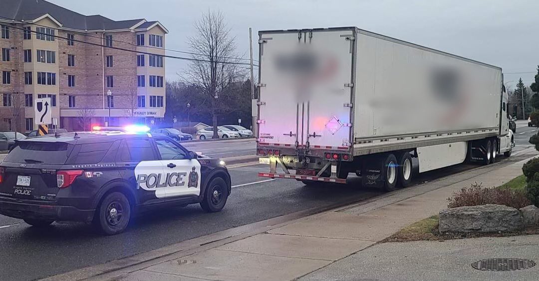 8Nrps's tweet photo. DYK - trucks are not permitted on some side roads? Ignoring a sign may get you a ticket.
@8Nrps officers stopped this truck at Park Road and Main Street in @TownofGrimsby. Driver charged accordingly.
#DriveSafe #ObeySigns https://t.co/QGYebo7rWC