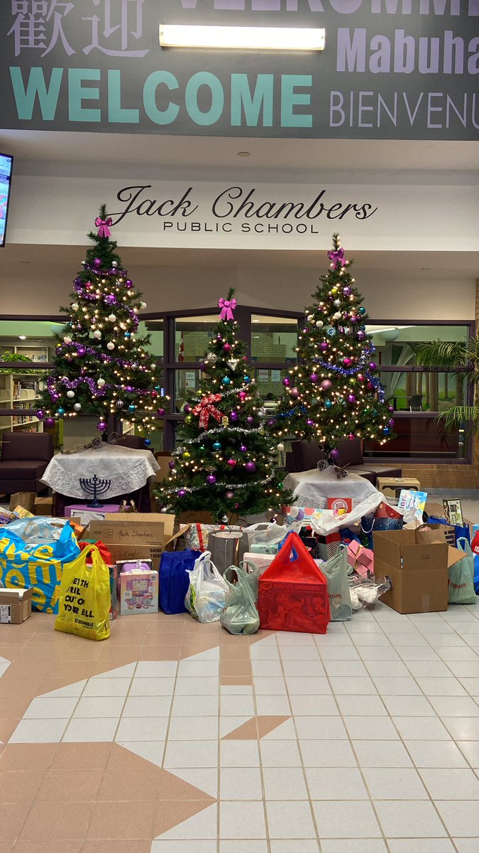 richehirlehey's tweet photo. It’s’ the season to continue to spread kindness everywhere! Extremely proud of our @JChambersTVDSB educators & students who are embracing ENTHUSIASM, spreading kindness & sharing shiny moments to all in our school community✨ #ec4learning @TVDSB @TVDSBSafeSchool https://t.co/7vRzPgc6Ck