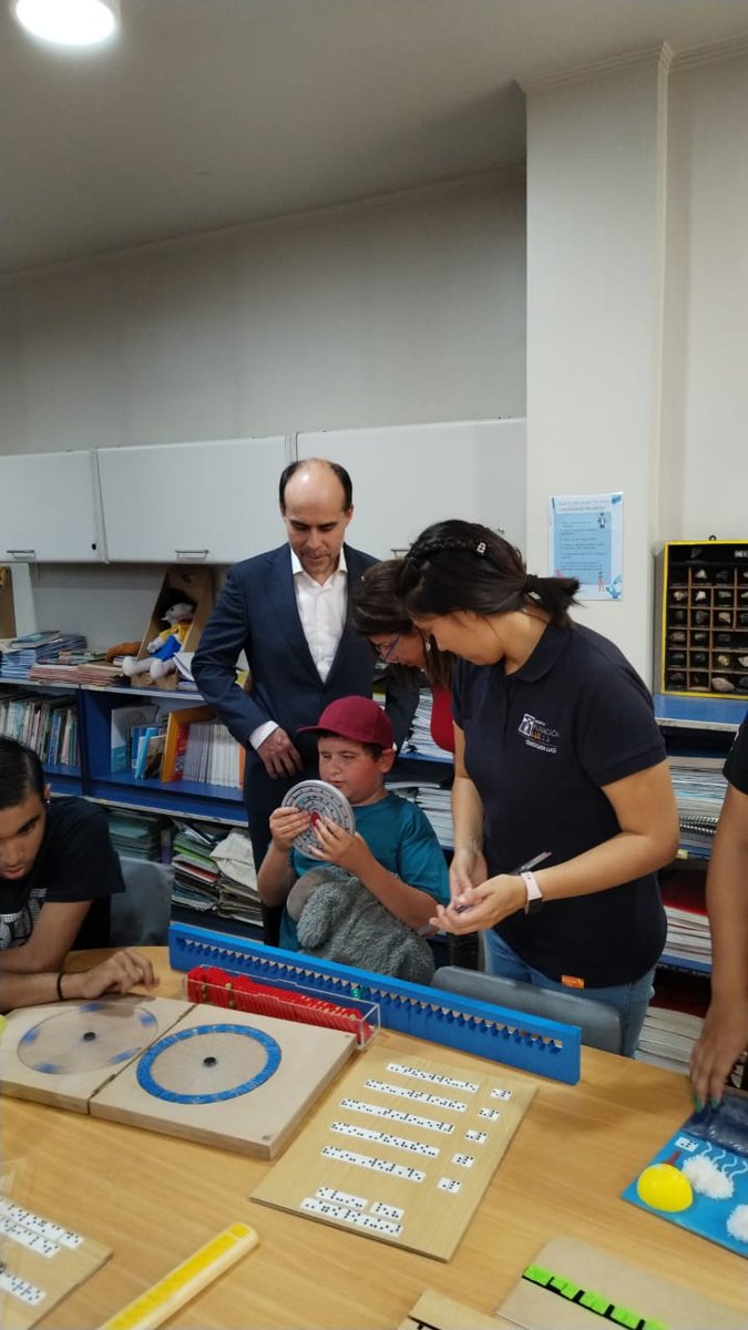 UTalca's tweet image. AHORA ➡️ Con la presencia del rector Carlos Torres, niños y niñas con discapacidad visual del Colegio Santa Lucia de La Cisterna reciben innovadores elementos educativos realizados por estudiantes de ingeniería a través de #Makerbox UTalca.

#Inclusión #UTalca @ingUtalca