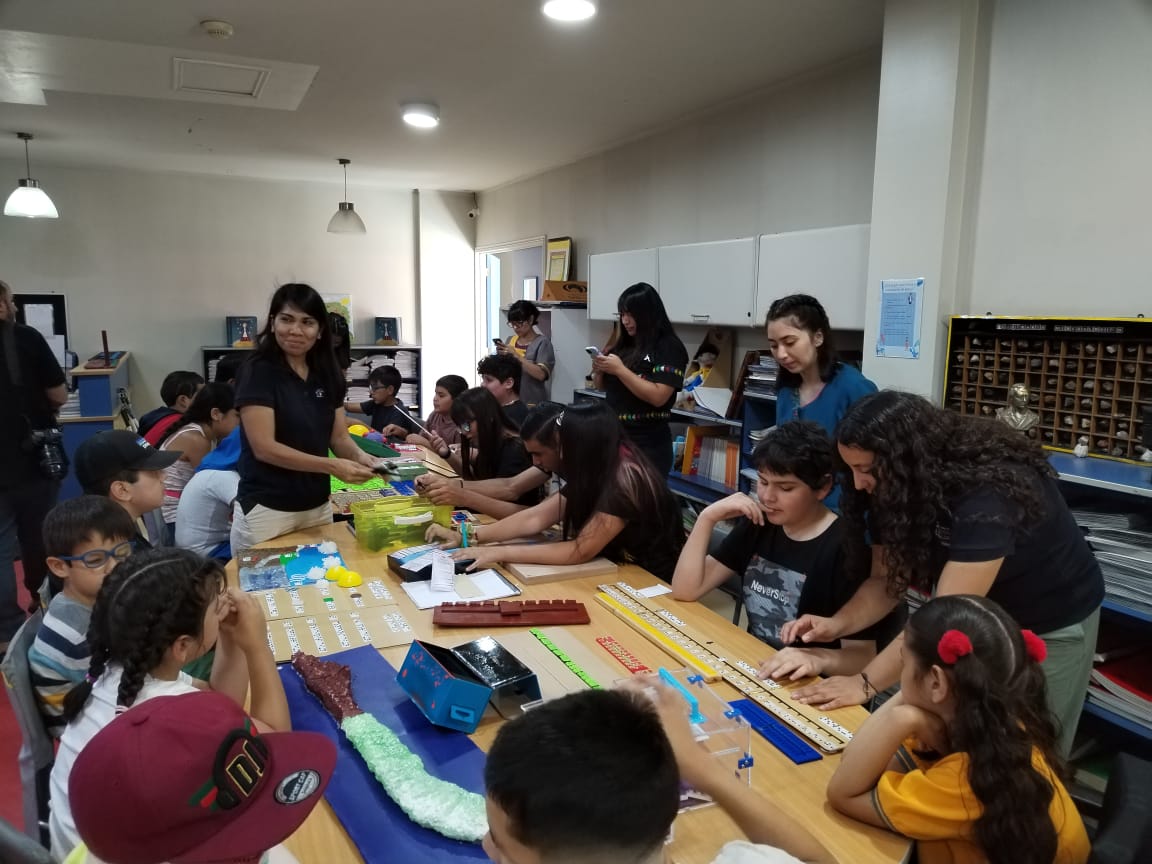 UTalca's tweet image. AHORA ➡️ Con la presencia del rector Carlos Torres, niños y niñas con discapacidad visual del Colegio Santa Lucia de La Cisterna reciben innovadores elementos educativos realizados por estudiantes de ingeniería a través de #Makerbox UTalca.

#Inclusión #UTalca @ingUtalca