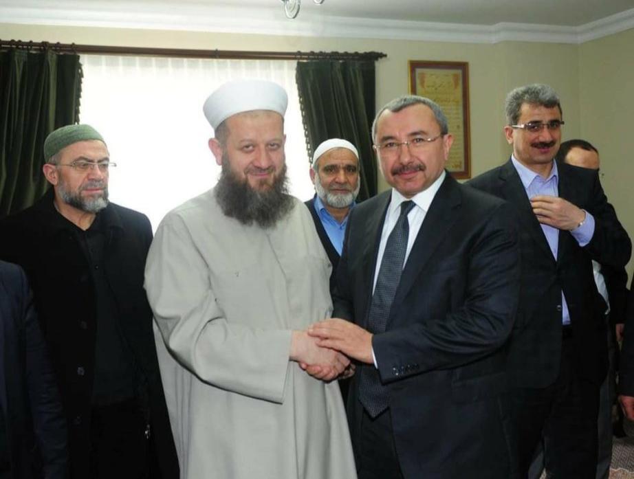 İsmailağa Cemaati’ne bağlı Hiranur Vakfı kurucusu Yusuf Ziya Gümüşel, 29 yaşındaki Kadir İstekli ile 6 yaşındaki kızını 'evlendirerek' istismara maruz bıraktı

Bu sapkın, tacizci, istismarcı düzeni de AKP-MHP eliyle sırtı sıvazlanan faillerin de hesabını soracağız
#cocukistismarı