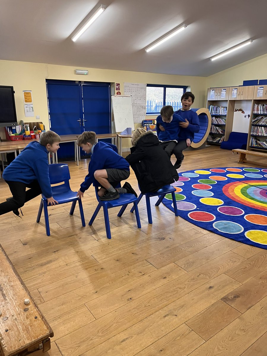 MissfrenchTPS's tweet photo. 5 children and 3 chairs. Can they get across? Of course they can! Teamwork makes the dream work @TemplarsPrimary https://t.co/YSDQJdpqtu
