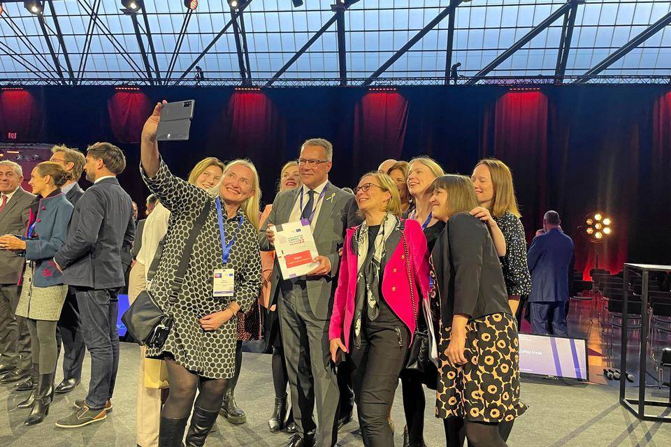 Lansivayla's tweet photo. Espoolle historian paras sijoitus Euroopan innovaatiopääkaupunkikilpailussa – Jukka Mäkelä villitsi Brysselin yleisöä tanssiliikkeillä https://t.co/yPkAi55xnE https://t.co/SjzIuCHJZH