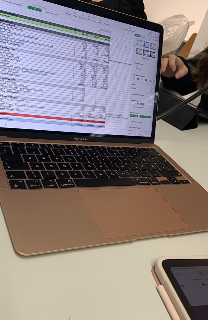 Heute haben wir uns in der Ökonomie Übung mit dem Thema Finanz- und Ressourcenplanung für unser Business beschäftigt. War wirklich interessant🤓🤓 #onkomm #dll