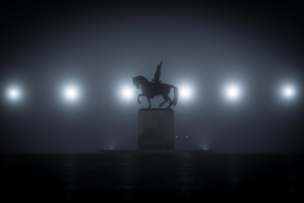 Brouillard. Le cavalier Marceau trône sur la Cour Rivoli.
#JeudiPhoto 📸