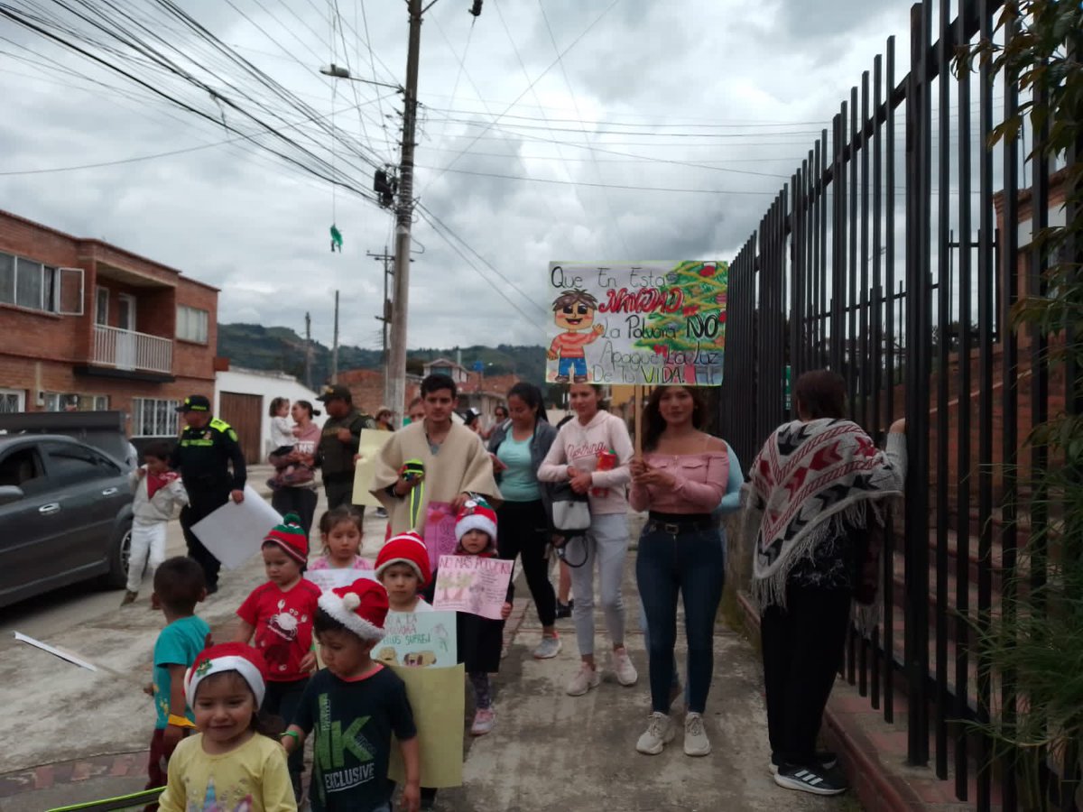 adricamachol's tweet photo. 🟢 En el municipio de Ramiriquí, #Boyacá, realizamos desfile con niños-as del CDI gotitas de sabiduría, con participación de padres de familia, Policía, bomberos  con el fin de sensibilizar a la comunidad la campaña #ElCambioEsSinPólvora, para no usar pólvora en estas fiestas 🎄 https://t.co/mXwoAV64Vz