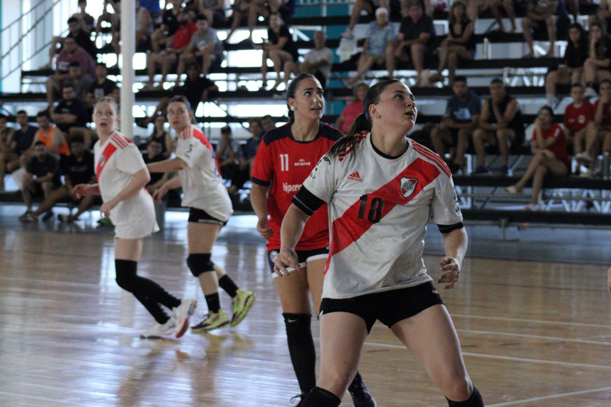 JavierSallustro's tweet photo. #Handball #NacionalAdultosA 
Femenino
Final del partido, el Lago dejó todo pero no alcanzó 
@cmr_handball 24 @HandballCARP 33

#SportKidsRadio #ArgentinaTambiénJuega

Auspician la Información del Nacional 
#DonEvaristoPizzas #DistribuidoraMachin 
@auroraradiofm @sportkidsmza https://t.co/BzC5C3CELE