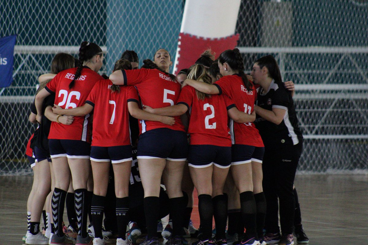 JavierSallustro's tweet photo. #Handball #NacionalAdultosA 
Femenino
Final del partido, el Lago dejó todo pero no alcanzó 
@cmr_handball 24 @HandballCARP 33

#SportKidsRadio #ArgentinaTambiénJuega

Auspician la Información del Nacional 
#DonEvaristoPizzas #DistribuidoraMachin 
@auroraradiofm @sportkidsmza https://t.co/BzC5C3CELE