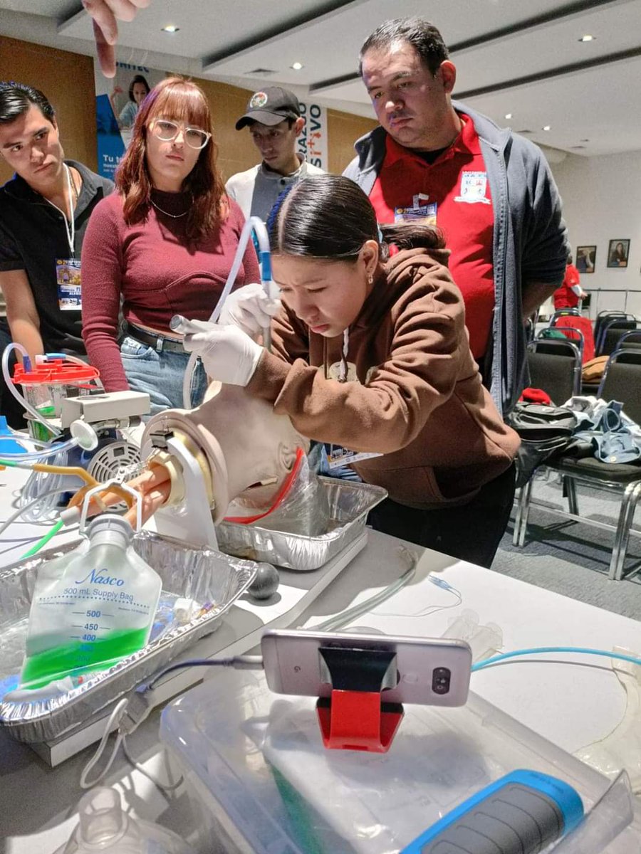 LaViaAerea's tweet photo. Taller de #VíaAérea con la #TécnicaSALAD, durante el 2⁰ Simposio de Urgencias de León. 

#SALAD #SALADTechnique #Airway #Intubati https://t.co/sS8gpcVn7K
