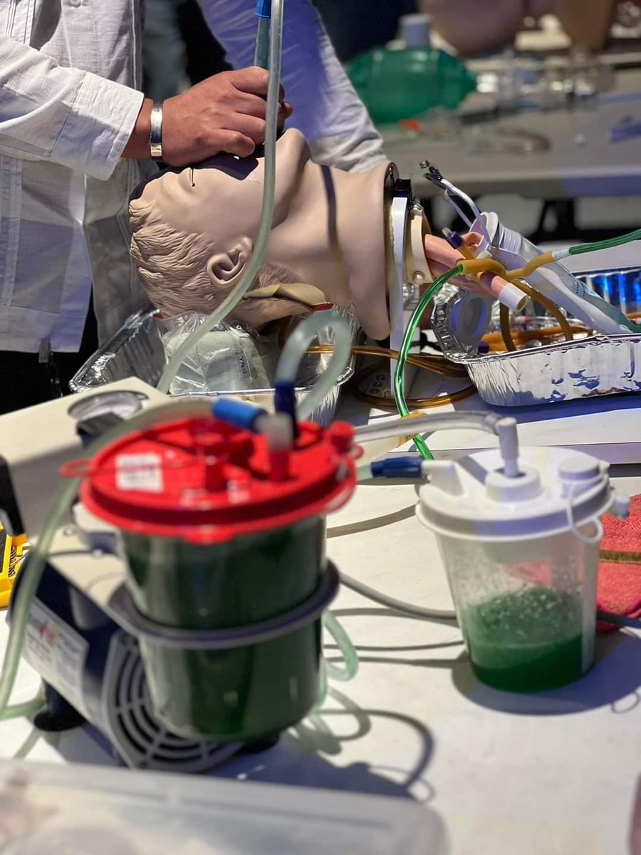 LaViaAerea's tweet photo. Taller de #VíaAérea con la #TécnicaSALAD, durante el 2⁰ Simposio de Urgencias de León. 

#SALAD #SALADTechnique #Airway #Intubati https://t.co/sS8gpcVn7K