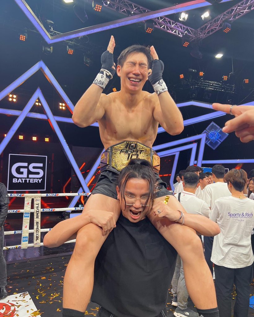 klaryder92's tweet photo. รางวัลของคนเก่ง มานี่มาอยู่บนไหล่เฮียกล้าเลยค้าบ  #10Fight10SS3xPOPPY https://t.co/jN9Ic5TC7V