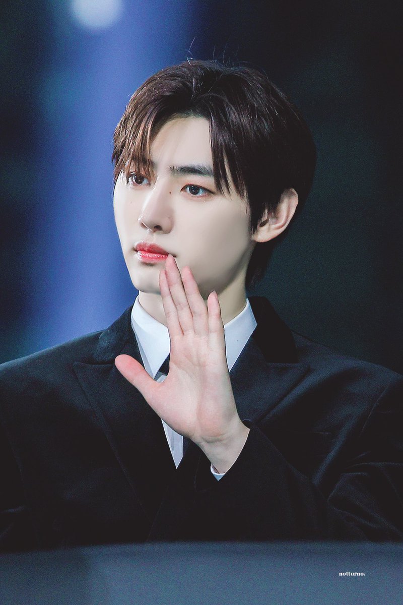 항상 엔진에게 다정한 인사를 건내는 성훈아! 성훈이가 우리 곁에 온건 하늘이 내려준 축복같아🤍 겨울이라는 계절이 참 잘어울리는 성훈아 생일 축하해! 앞으로도 오래오래 우리 곁에서 노래해줘❄️🫶🏻
#겨울이_피워낸_성훈이라는_눈꽃
#OurDecemberWarmthSunghoon