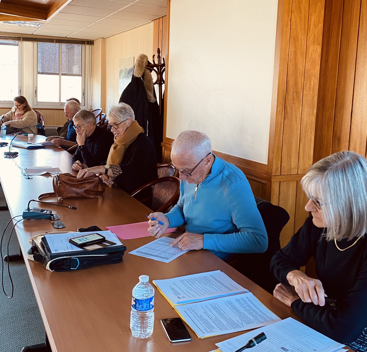 msaAuvergne's tweet photo. 🎬 Clap de fin pour le premier Comité départemental qui a eu lieu à #Aurillac 

💬 Les sujets à l’ordre du jour ⬇️

• Programme Mal-être
• Loi Chassaigne
• Canaux de communication 

😊 Ces thèmes ont fait l'objet d'échanges nourris et constructifs

#eluMSA #comitedepartemental https://t.co/PAx1VJfOLF