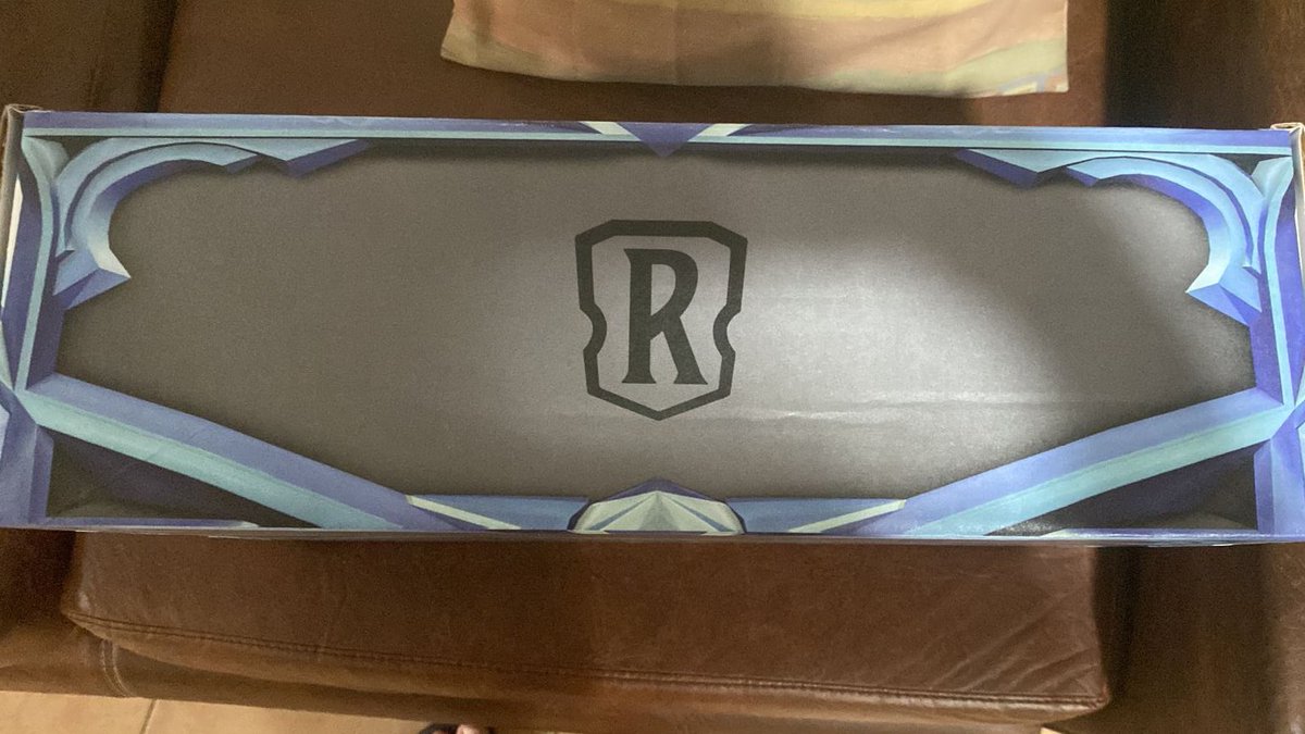 I'm not home and this has arrived!

¡No estoy en casa y ha llegado estoooo!

#LOR #LegendsOfRuneterra