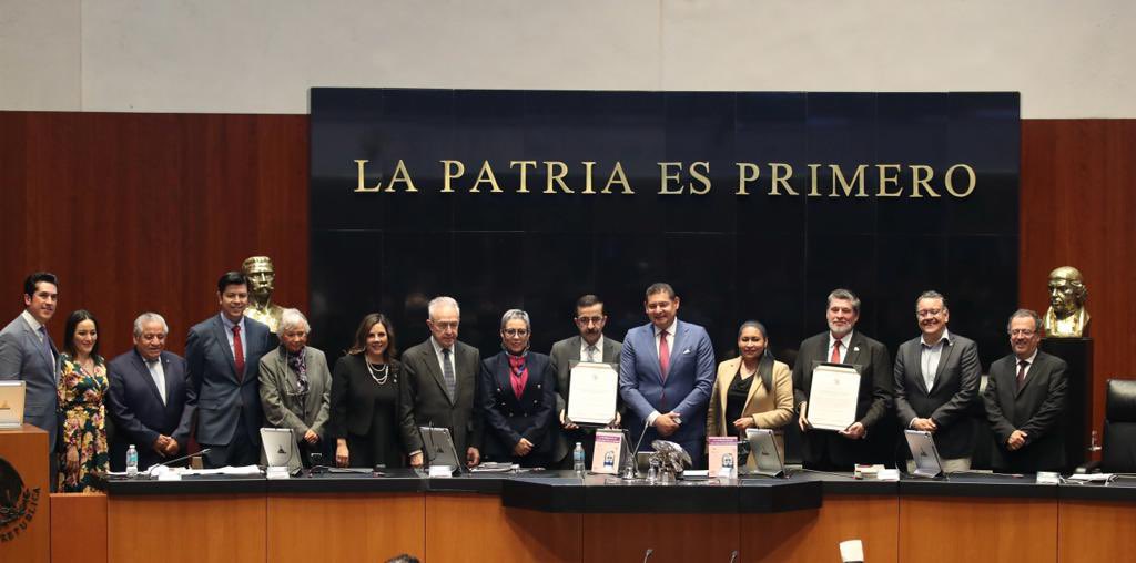 carlospenafiels's tweet photo. Agradezco al @senadomexicano la ratificación del nombramiento como Embajador de #México en 🇰🇷 concurrente ante 🇰🇵 y 🇲🇳 ; con el que me honró el Presidente @lopezobrador_ con apoyo del  Canciller @m_ebrard @CMorenoToscano1 @HVasconcelos_ @Corasenadora1 

@EmbaMexCor @SRE_mx https://t.co/ih5uk86io5