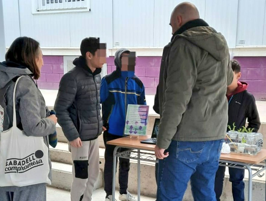 nuriaperezlope3's tweet photo. Quin goig la fira del #projecte #transversal
#Sabadell2050 
És tan significatiu per l'alumnat que vingui gent de fora a veure'ls..! Multiplica l'aprenentatge per 2 o més 🤩!
Moltes gràcies públic! https://t.co/62O0G4GQNX