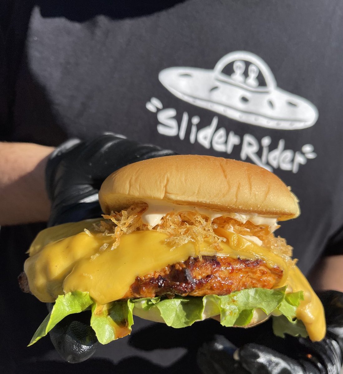 TheMoCoShow's tweet image. 🔥 @SliderRiderTrux is excited to announce that they will reopen for their 2nd year anniversary on Thursday, Dec 8 and is offering 10% off all orders😋 
Order for pick or delivery on slider-rider.com 🛸👽
Open🍔🍟 Thurs-Sun 12-8pm  
📍8600 Zetts Ave Gburg☮️🍔
#sponsored