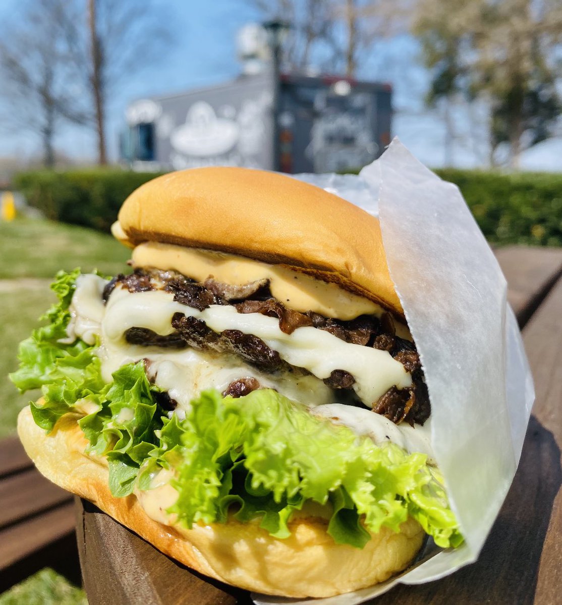 TheMoCoShow's tweet image. 🔥 @SliderRiderTrux is excited to announce that they will reopen for their 2nd year anniversary on Thursday, Dec 8 and is offering 10% off all orders😋 
Order for pick or delivery on slider-rider.com 🛸👽
Open🍔🍟 Thurs-Sun 12-8pm  
📍8600 Zetts Ave Gburg☮️🍔
#sponsored