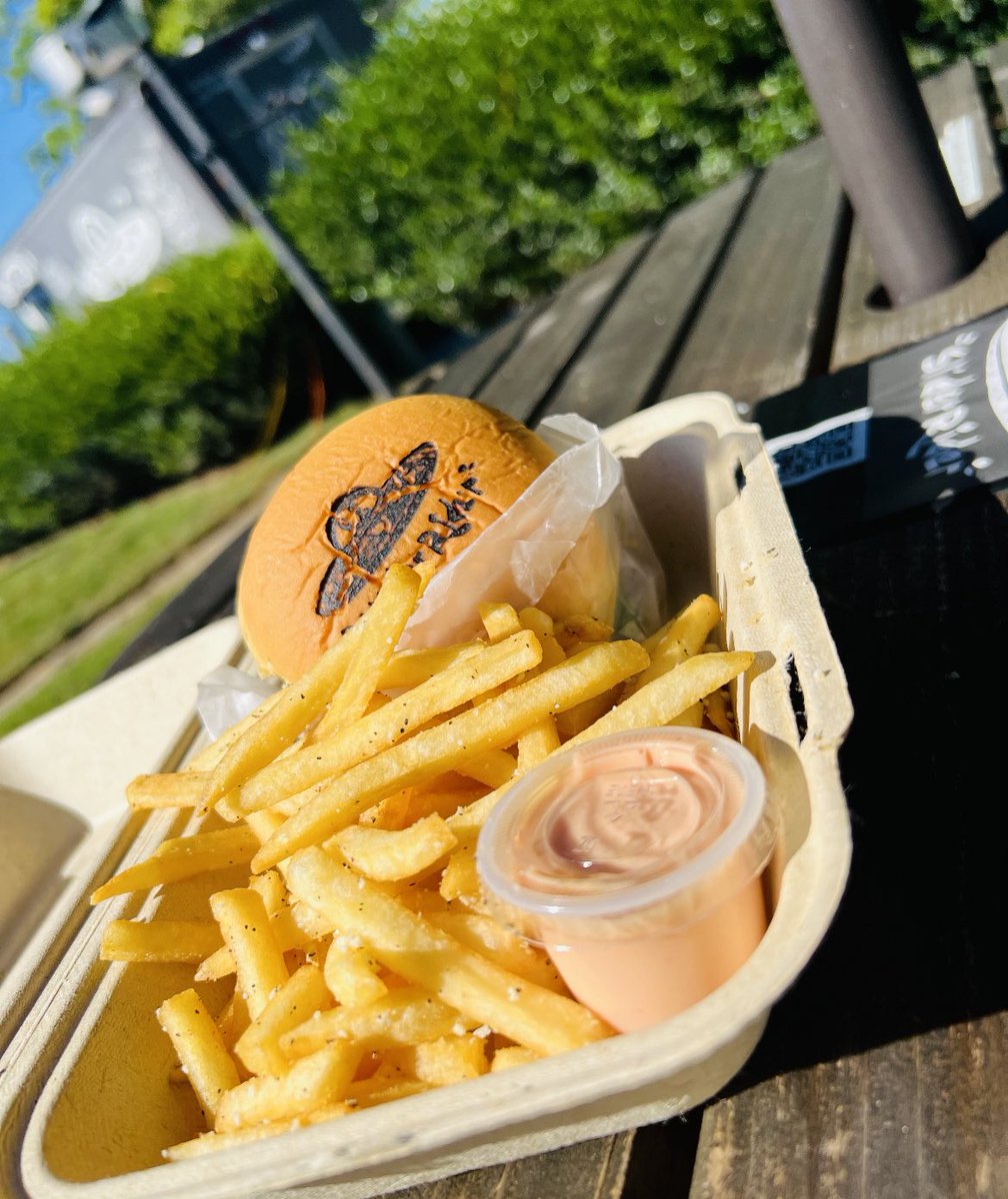 TheMoCoShow's tweet image. 🔥 @SliderRiderTrux is excited to announce that they will reopen for their 2nd year anniversary on Thursday, Dec 8 and is offering 10% off all orders😋 
Order for pick or delivery on slider-rider.com 🛸👽
Open🍔🍟 Thurs-Sun 12-8pm  
📍8600 Zetts Ave Gburg☮️🍔
#sponsored