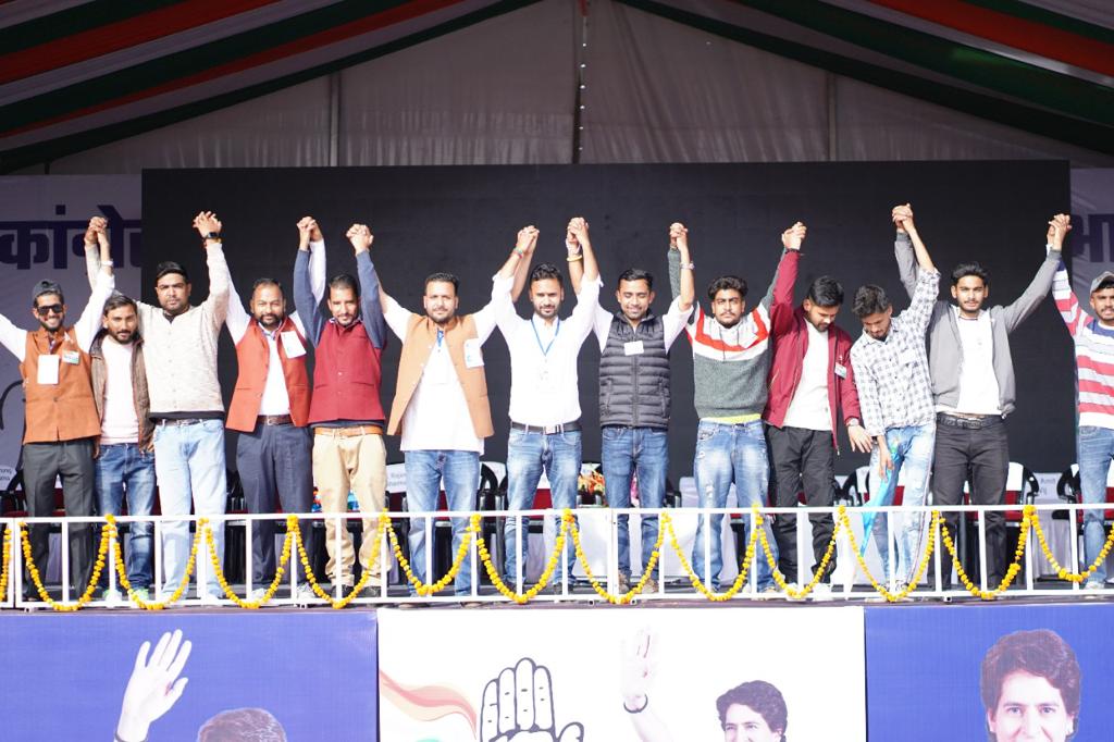 pankajkumar_143's tweet photo. #आ_रही_है_कांग्रेस
आ रही है #सरकार_हमारी 
#आ_रहे_हैं #पंजा_धारी
प्रदेश में कल कांग्रेस की सरकार बनने पर सभी को जीत की अग्रिम बधाई।

@RahulGandhi @SanjaySDutt @ShuklaRajiv @IYCHimachal @IYC @IYCHimachal @irsbali @hmjyothish14 @vikassinghsai @Allavaru @srinivasiyc @dgurjarofficial https://t.co/DVMoIG1Mr5