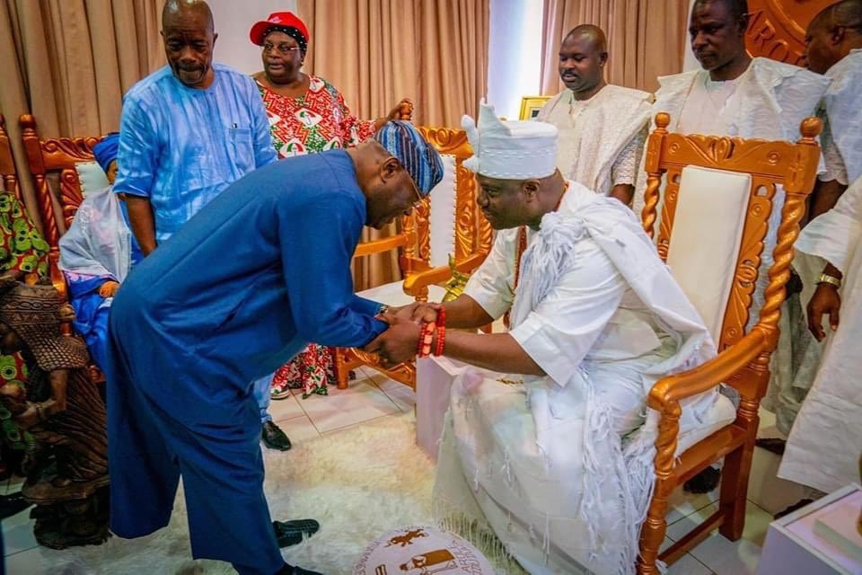 zakarialfa2024's tweet photo. @atiku alongside incoming First Lady, Hajiya Titi Abubakar, paid a courtesy visit to the Ooni of Ife, Oba Enitan Ogunwusi at his palace in Ile-Ile, ahead of the @OfficialPDPNig presidential campaign rally which is ongoing in Osogbo. #HumilityPersonified @ShehuAA @AdamuAtikuA https://t.co/E6VK7ZpH7z