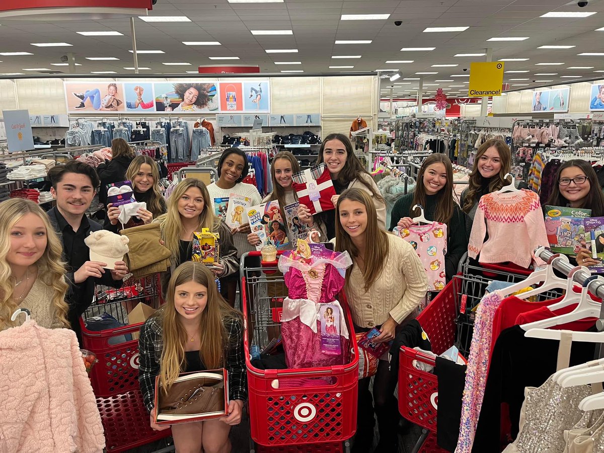 #colonelsleadtheway JW 🏐 shopping for their Bright Future Families! <a href="/fcpsk12/">Frederick County Public Schools - Virginia</a> @sgross_jwhs <a href="/jim_angelo_1969/">Jim Angelo</a>