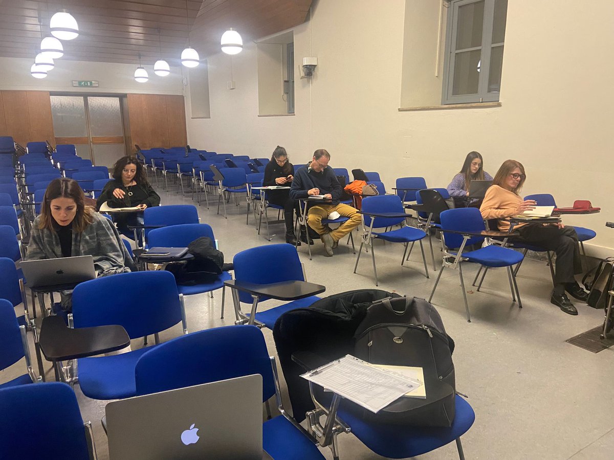 ScrittCreativUC's tweet photo. Nell’officina degli addetti ai lavori con il viaggio dell’eroe.  Come spiegato dalla docente e coordinatrice didattica Giuliana Grimaldi uno strumento da usare in libertà per costruire la storia attorno a un conflitto #ilpiaceredellascrittura #scritturacreativa #corsodiscrittura https://t.co/cyxeKnELgy