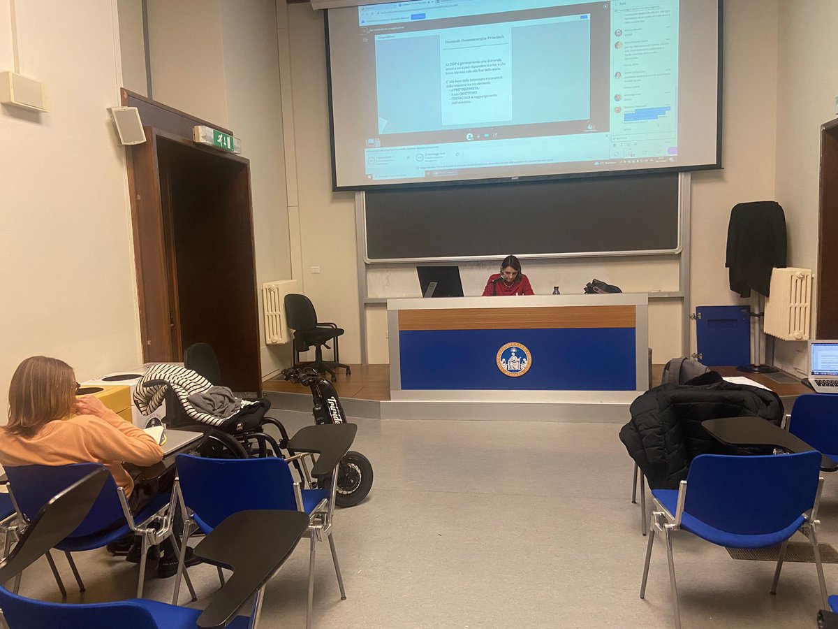 ScrittCreativUC's tweet photo. Nell’officina degli addetti ai lavori con il viaggio dell’eroe.  Come spiegato dalla docente e coordinatrice didattica Giuliana Grimaldi uno strumento da usare in libertà per costruire la storia attorno a un conflitto #ilpiaceredellascrittura #scritturacreativa #corsodiscrittura https://t.co/cyxeKnELgy