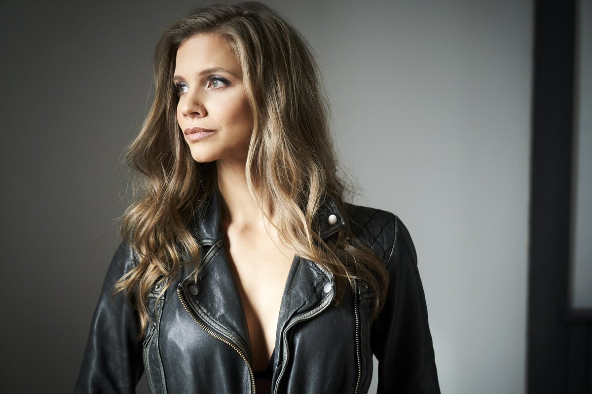 Could NOT be more excited to play <a href="/TheAlpineTO/">The Alpine 🗻</a> this Sunday December 11th at 8pm - $5 cover! <a href="/OleFashionMusic/">The Ole Fashion</a>, thank you for letting me crash the party, can’t wait to see ya’s!! 🖤