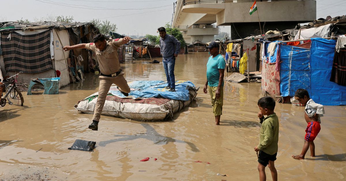 Lightning kills 907 in India as extreme weather surges in 2022 reut.rs/3uwPAMY