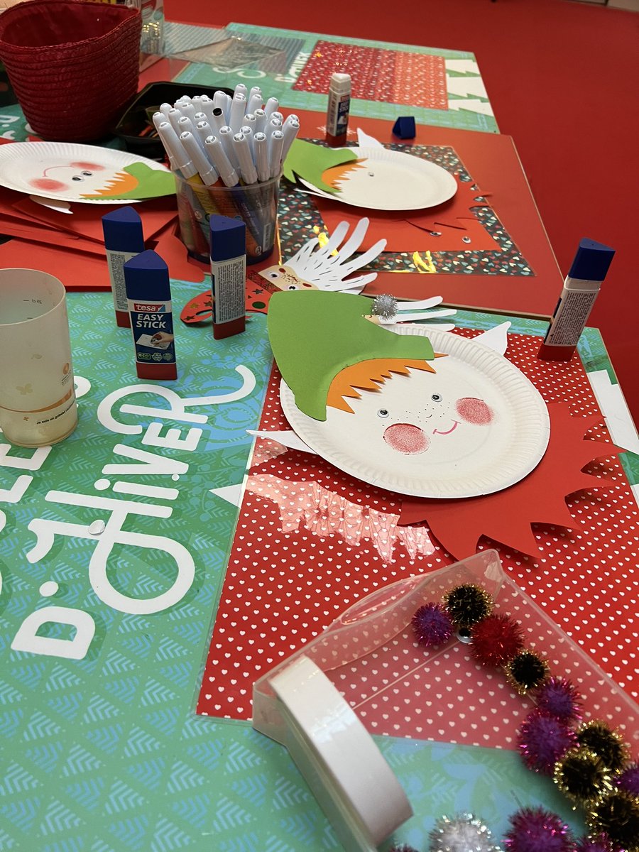 angersxaustin's tweet photo. Ce matin @OsnabruckAngers et moi avons partagé les traditions de Noël de nos villes jumelles avec les enfants d'Angers.  Nous nous sommes tellement amusés et nous serons de retour mercredi et samedi prochains matins (14,17/12) #soleildhiver #ateliernoël https://t.co/uC9lX8oqw0
