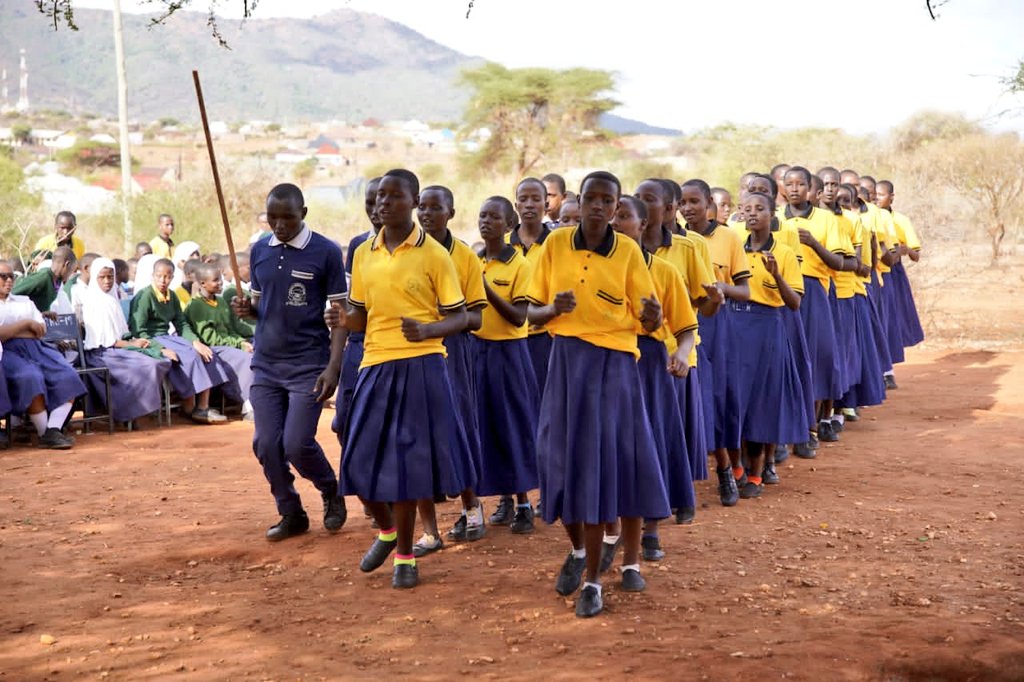 LSFTanzania's tweet photo. Wanafunzi wa Shule ya Sekondari Lekule Wilaya ya Longido Mkoani Arusha wakitumbuiza kwa kuimba nyimbo mbalimbali mbele ya Mkurugenzi Mkuu wa Legal Services Facility, Lulu Ng’wanakilala wakati wa ziara ya LSF iliyolenga kuangalia utekelezaji wa programu ya upatikanaji haki. https://t.co/FDoQMwLcpz